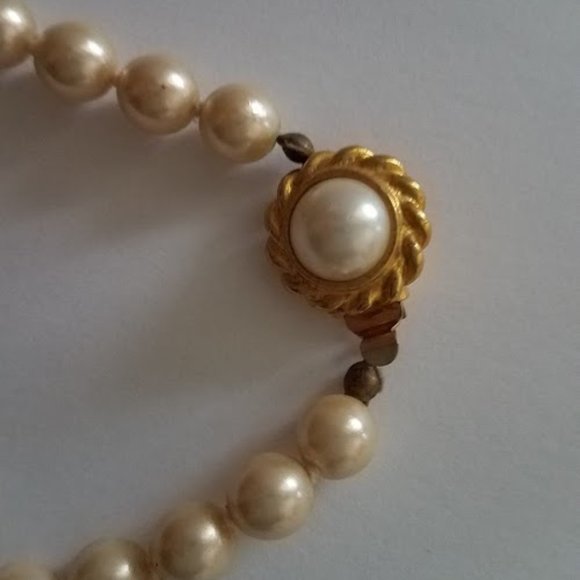 Talbot's Single Strand of faux pearls - Picture 3 of 5